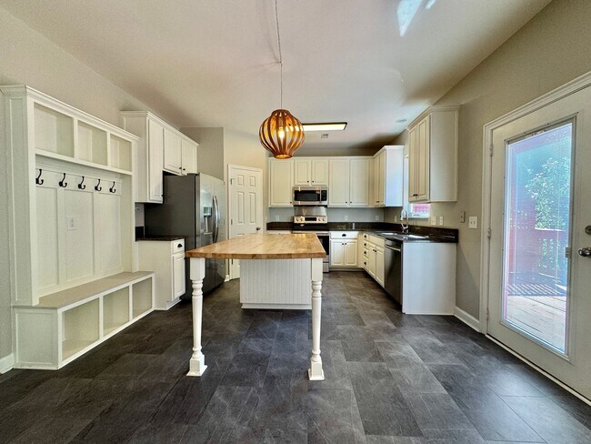 Building Photo - 3 Bed, 2 Offices, 2.5 Bath w/ 2 Car Garage in McKays Mill