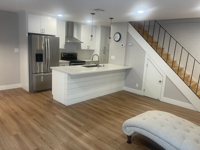 Building Photo - Beautifully Updated Townhouse in Madison V...