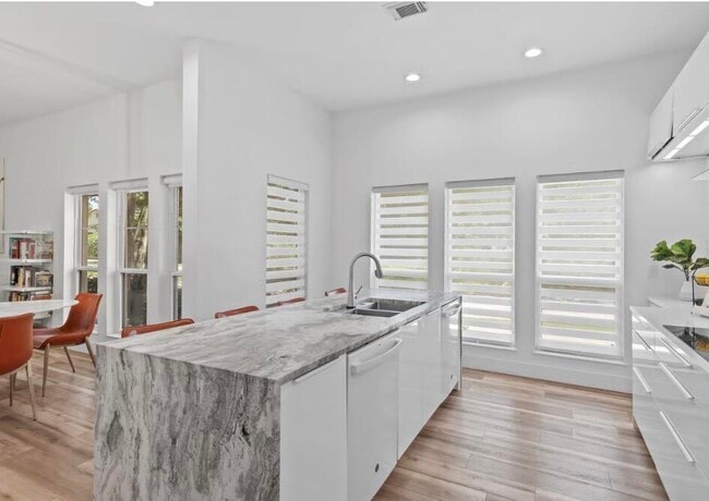 Building Photo - 24 Captiva Cir