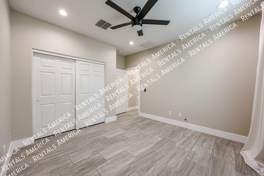 Building Photo - 7855 W Rock Springs Dr