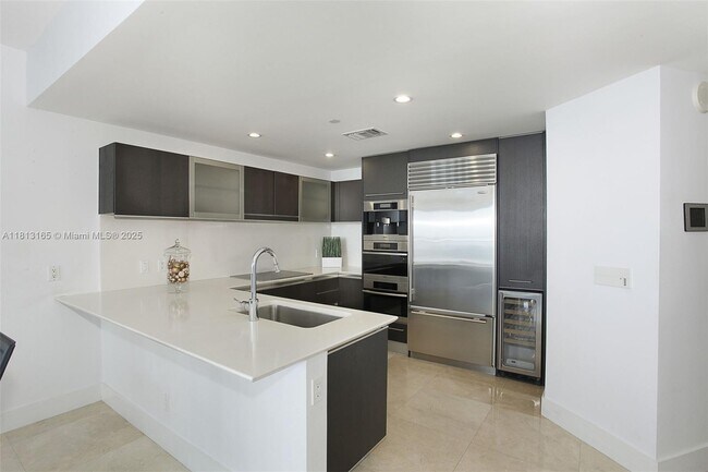 Building Photo - 17001 Collins Ave