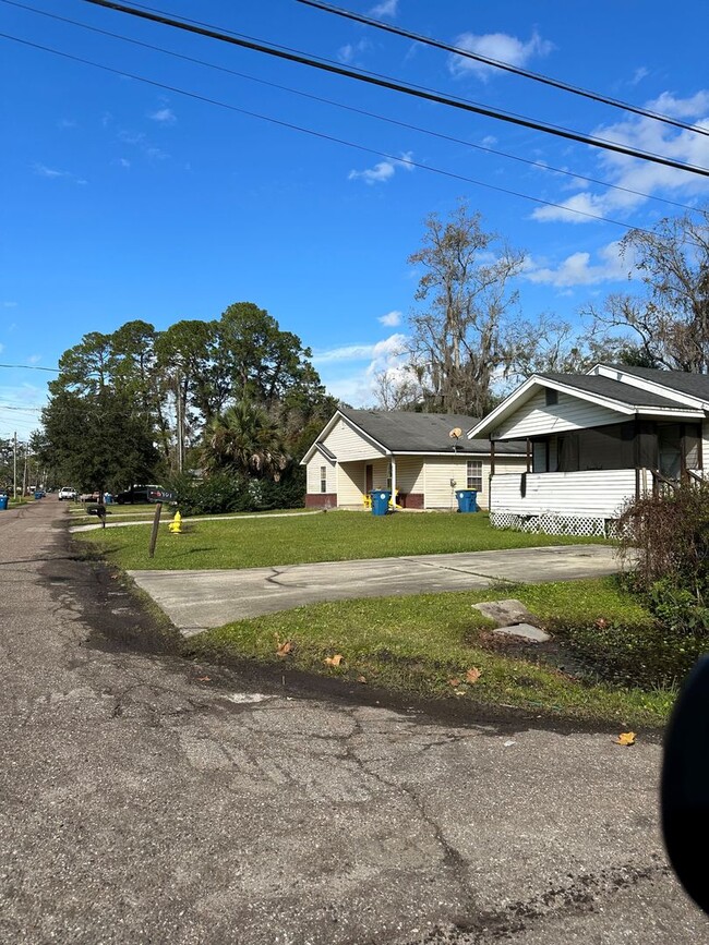 Building Photo - Welcome home to this FULLY RENOVATED 3-bed...