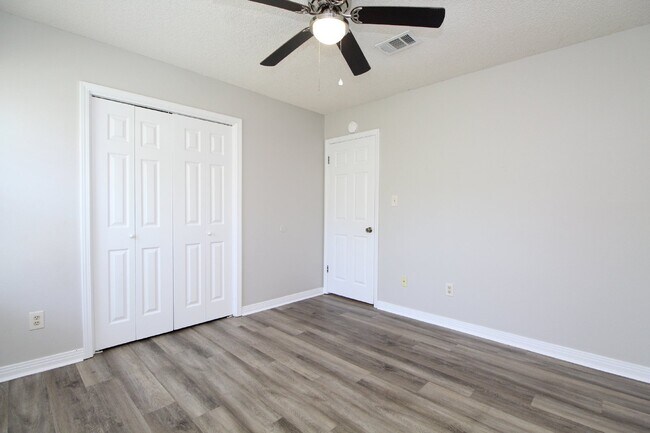 Building Photo - 3/2 Northwest Pensacola brick home with ga...