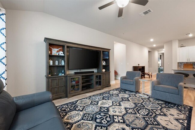 Building Photo - 2212 Prairie Oaks Dr
