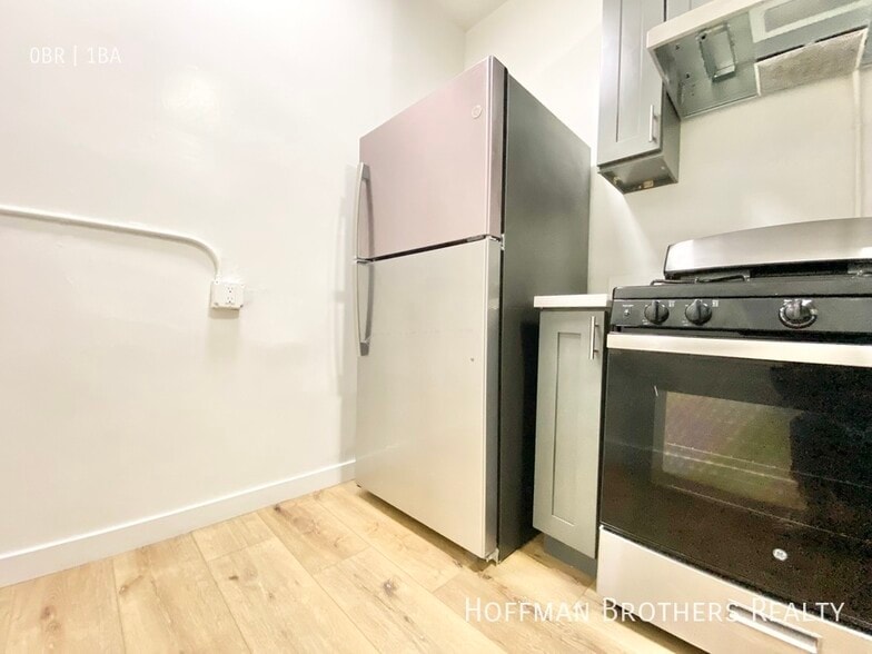 Building Photo - 960 S Oxford Ave