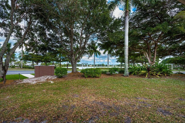 Building Photo - 1975 Oak Berry Cir