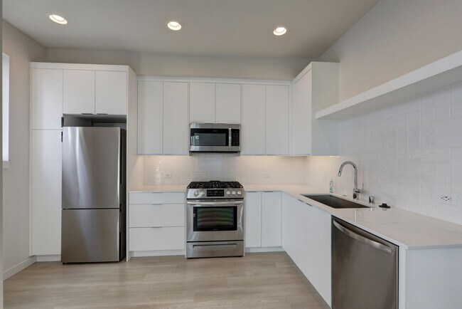 Building Photo - Beautiful 2bd, 2ba Townhome Available in C...