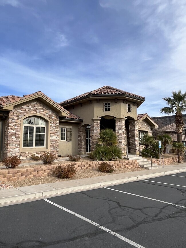 Building Photo - 810 S Dixie Dr