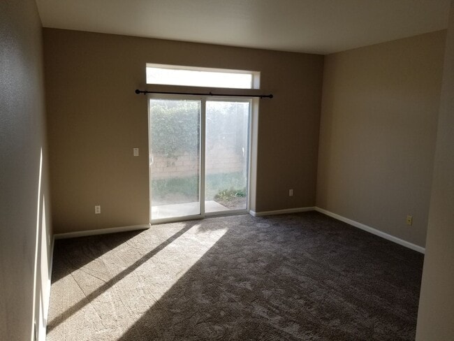 Building Photo - Stunning Home in Pacific Crest!  This 5 Bedroom 2.5 Bathroom with 2 Living Rooms