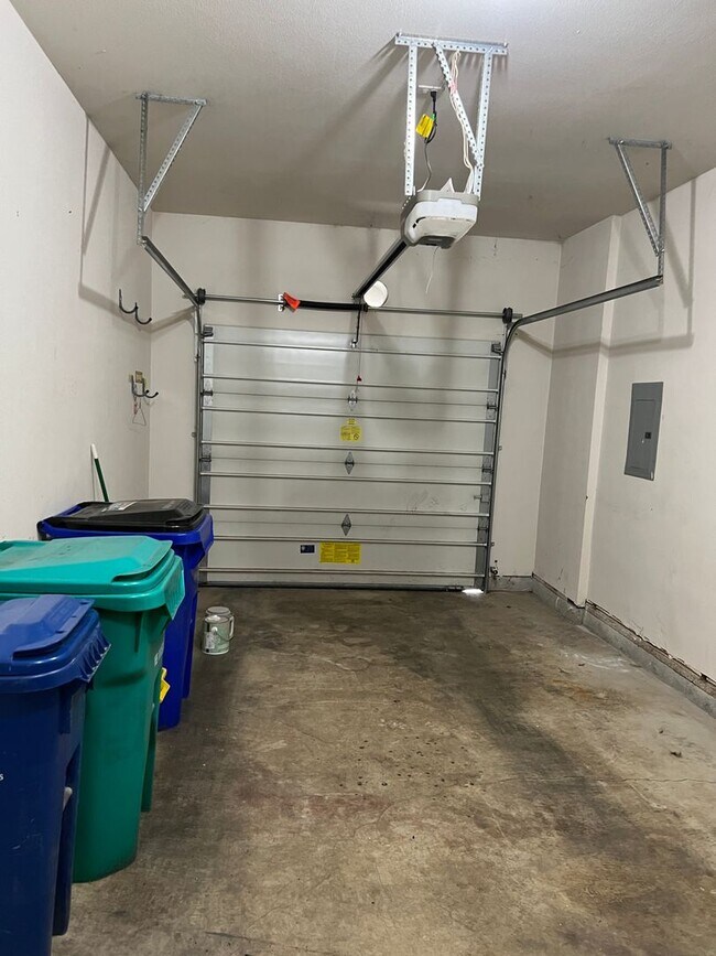 Building Photo - 2 Bed, 2 1/2 Bath townhome close to the River! Free month's rent on a 1 year lease!