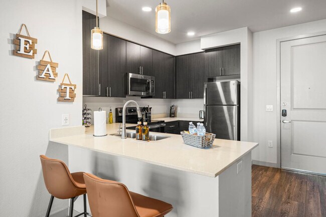 Building Photo - 711 W Broadway Rd