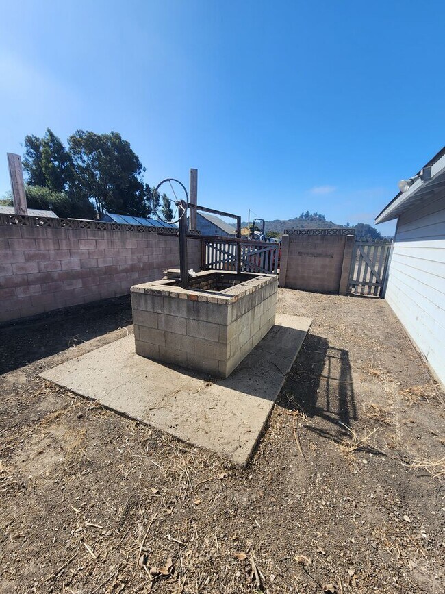 Building Photo - Adorable and Spacious 4 Bedroom Farmhouse W/Bonus Room- Water, Trash and Wifi Included!