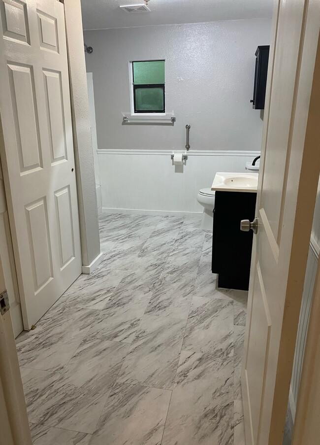 Building Photo - Brooksville Cozy Cottage