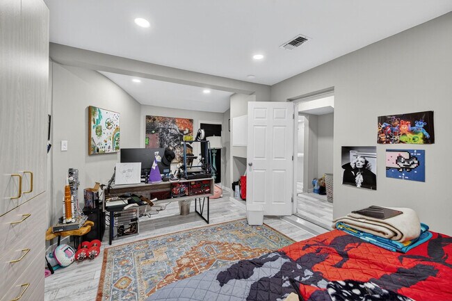 Building Photo - 1570 NE 30th Pl