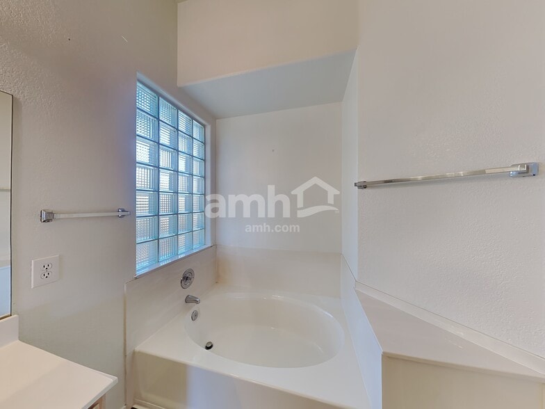 Building Photo - 13381 W Wilshire Dr