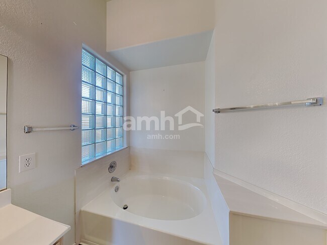 Building Photo - 13381 W Wilshire Dr