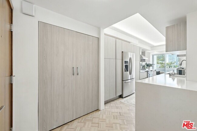 Building Photo - 838 N Doheny Dr