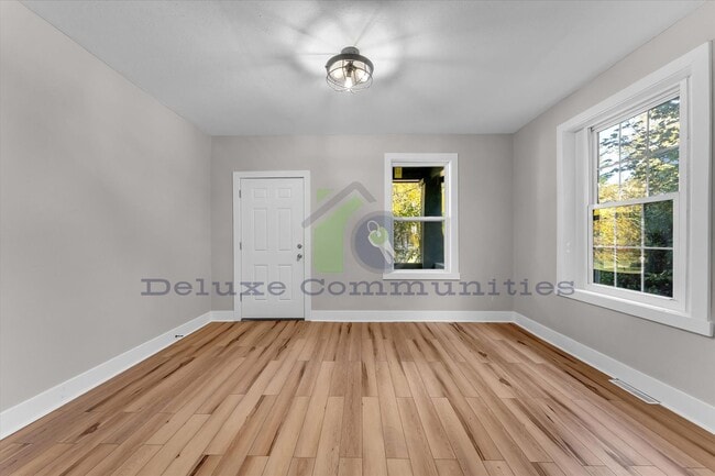 Building Photo - 724-724 Adams St SE