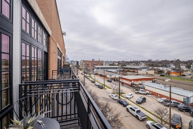 Building Photo - 2235 E 6th St