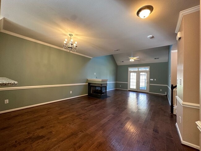 Building Photo - Townhome in a great location!