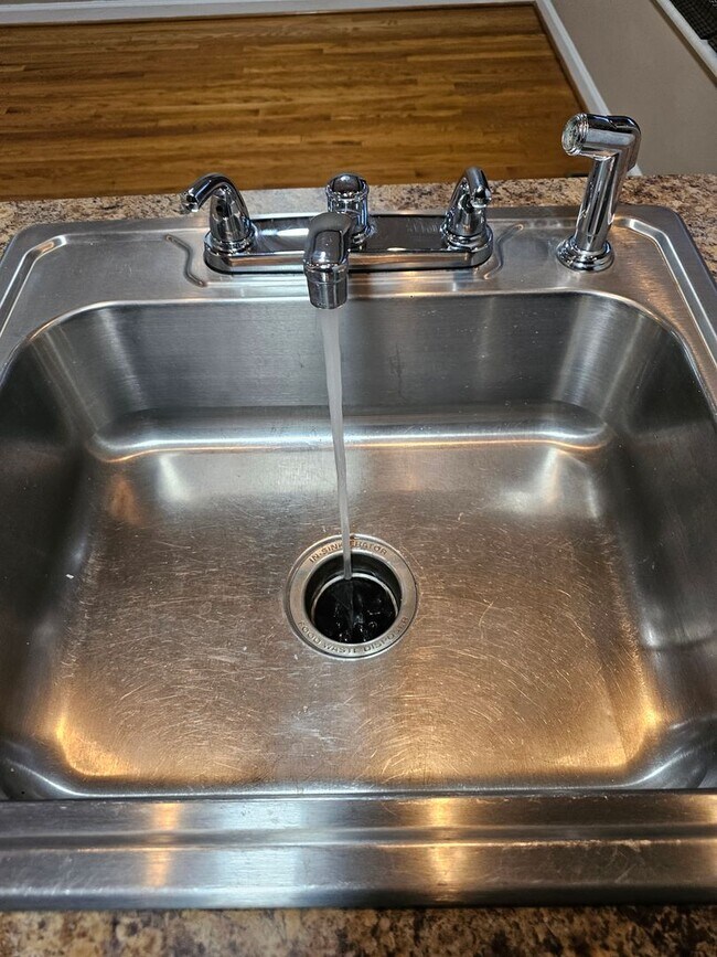 Building Photo - Wonderfully Remodeled Tri Level 3BR/2BTH Soulard Townhouse