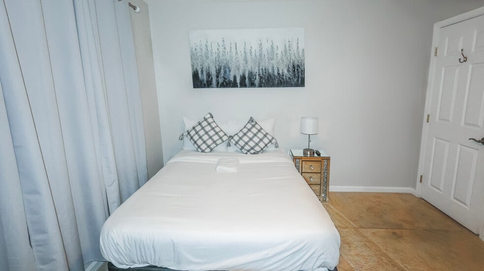 Building Photo - 660 Sunnyside Ave