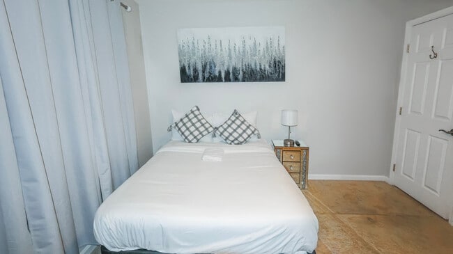 Building Photo - 660 Sunnyside Ave