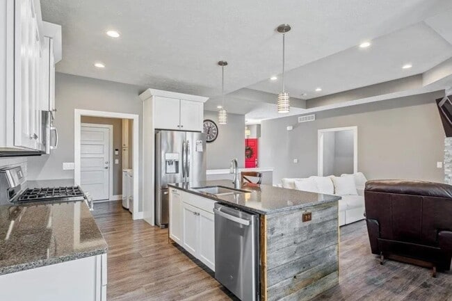 Building Photo - Waterfront Home in Buccaneer Bay with 3-Car Garage & Walkout Basement