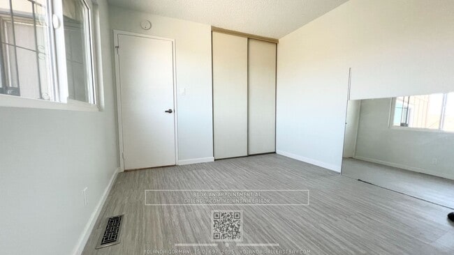 Building Photo - Beautifully 3BR Townhome with Huge Loft St...