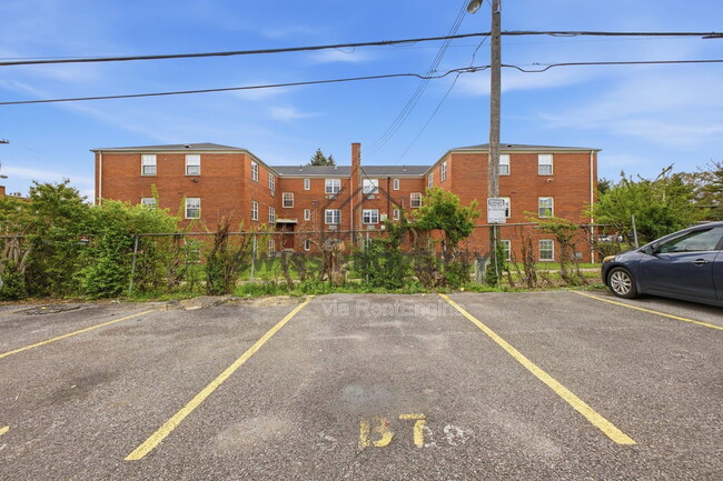 Building Photo - 544 Riverview Dr