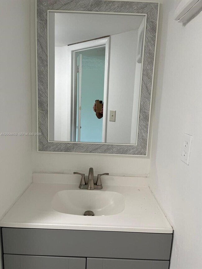 Building Photo - 7911 N Colony Cir