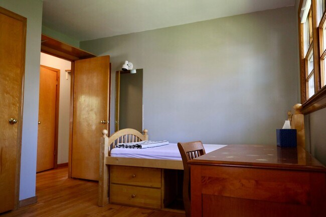 Building Photo - Furnished 2BR Home + Flex | Monona Home w/...