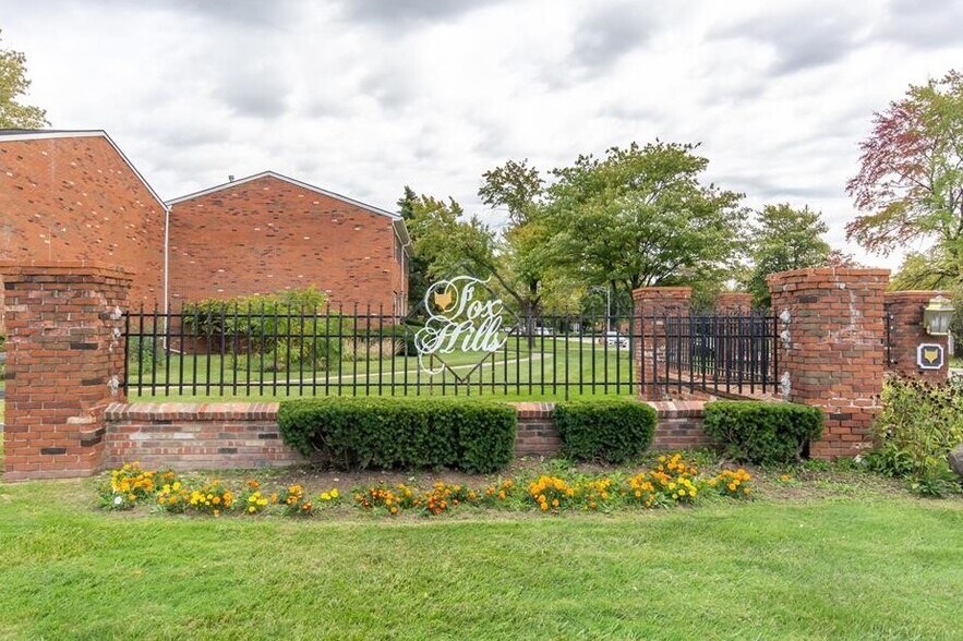 Building Photo - 480 Fox Hills Dr N