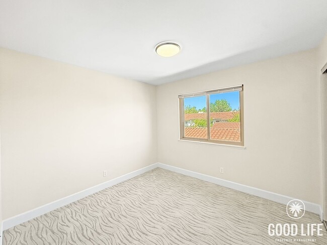 Building Photo - Top-Floor 3BR Retreat with Balcony Views & In-Unit Laundry in San Diego!