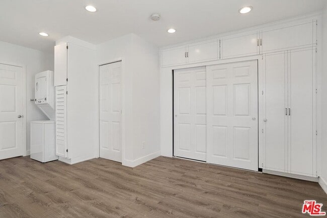 Building Photo - 1735 S Carmelina Ave