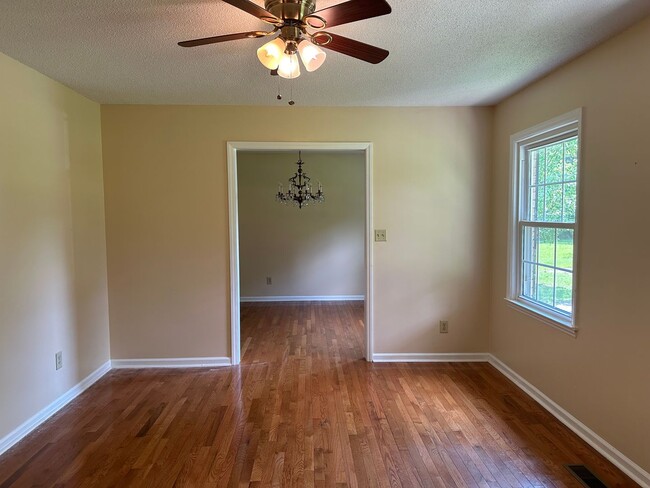 Building Photo - 3 bedroom 1.5 bath on Large Lot