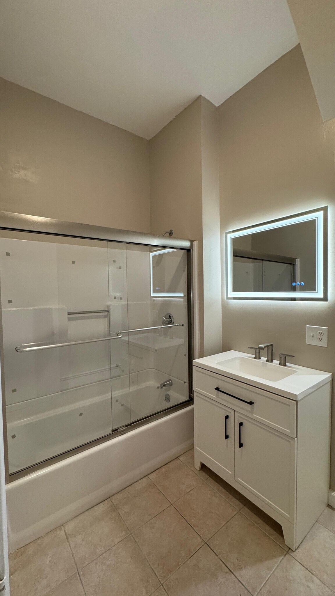 Building Photo - 62 River St