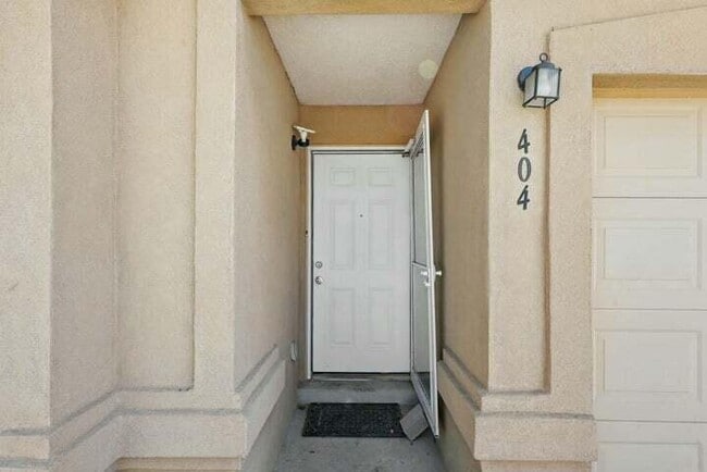 Building Photo - 404 Lindsay Pl SW