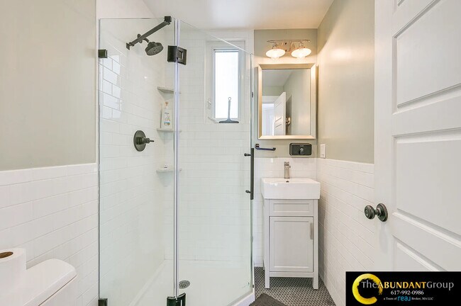 Building Photo - 44 Cottage St