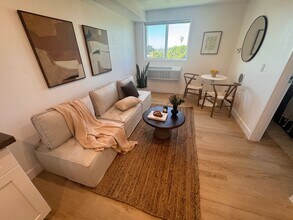 Building Photo - Modern Living in the Heart of Los Angeles