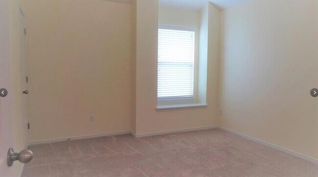 Building Photo - 704 Carillion Dr