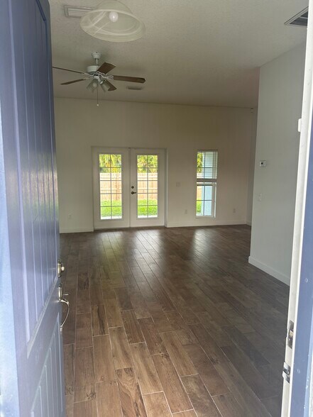 Building Photo - 1216 33rd Ave SW