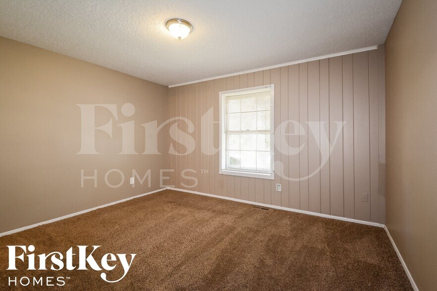 Building Photo - 6176 Silver Fox Dr