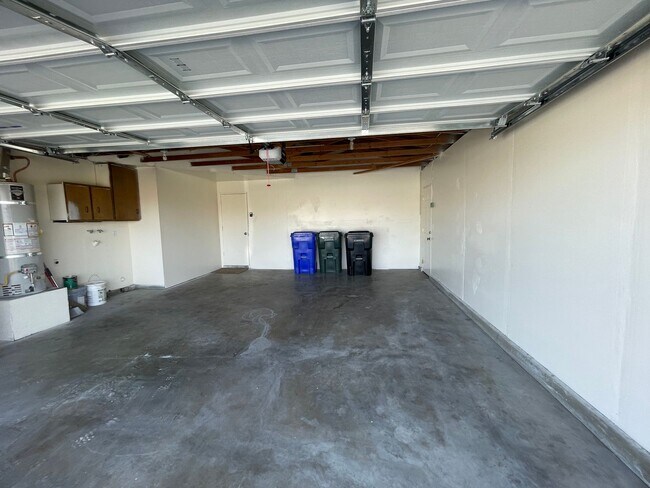 Building Photo - Victorville, 3 Bedroom, 2 Bathrooms, Large...