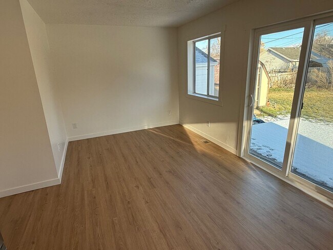 Building Photo - Beautifully remodeled apartment