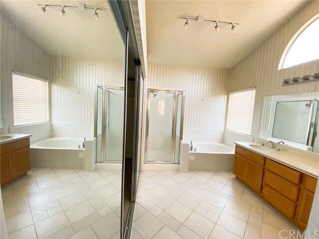 Building Photo - 5888 Thornhill Dr