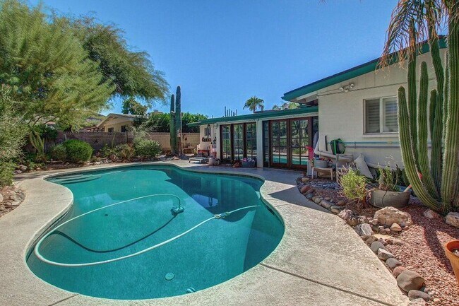 Building Photo - 2218 E Cactus Wren Dr