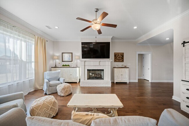 Building Photo - 5/3.5 TRULAND BUILT BEAUTY!