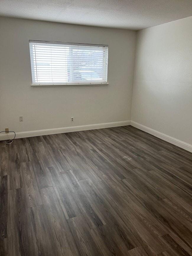 Building Photo - NICE APARTMENT IN ROSEVILLE!!