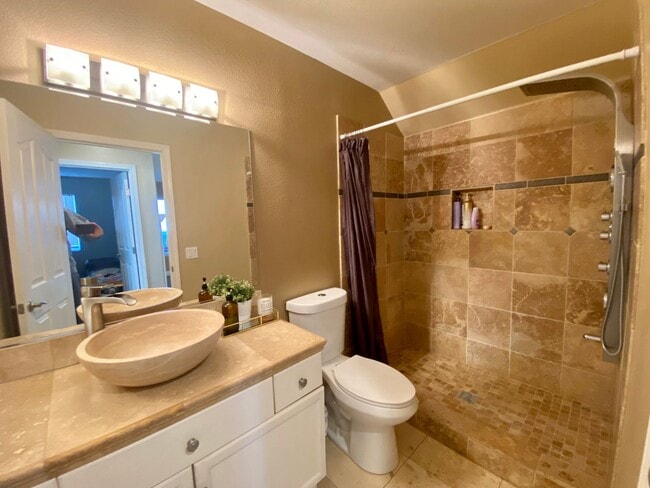 Building Photo - Gorgeous 3 bedroom Home